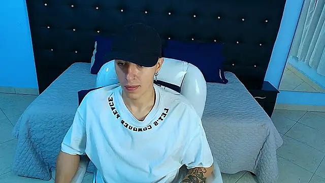 Snapshot of Lobo_17_ chatting on January 22, 2025, 3:41 am Lobo 17 online show from January 22, 2025, 3:41 am