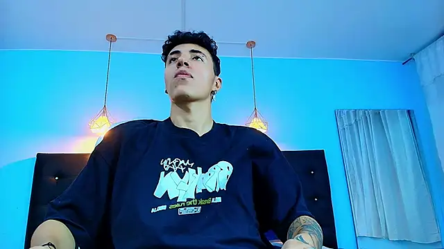 Snapshot of Lobo_17_ chatting on January 29, 2025, 4:15 am Lobo 17 online show from January 29, 2025, 4:15 am