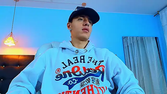 Snapshot of Lobo_17_ chatting on February 1, 2025, 4:14 am Lobo 17 online show from February 1, 2025, 4:14 am