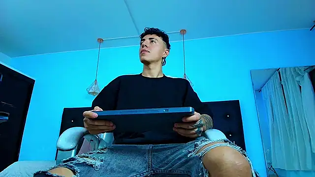 Snapshot of Lobo_17_ chatting on February 9, 2025, 4:25 am Lobo 17 online show from February 9, 2025, 4:25 am