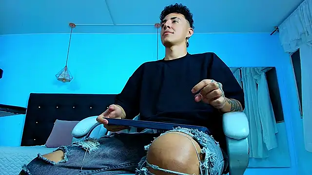 Snapshot of Lobo_17_ chatting on February 9, 2025, 8:22 am Lobo 17 online show from February 9, 2025, 8:22 am