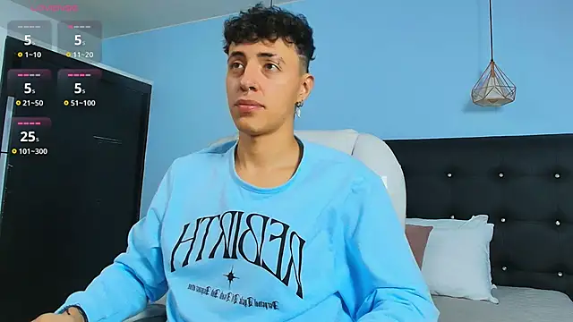 Snapshot of Lobo_17_ chatting on February 12, 2025, 3:51 am Lobo 17 online show from February 12, 2025, 3:51 am