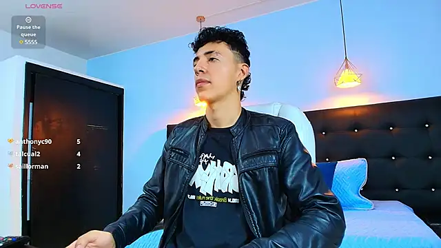 Snapshot of Lobo_17_ chatting on February 13, 2025, 4:00 am Lobo 17 online show from February 13, 2025, 4:00 am