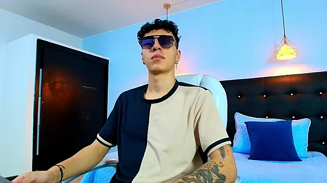 Snapshot of Lobo_17_ chatting on February 21, 2025, 3:56 am Lobo 17 online show from February 21, 2025, 3:56 am