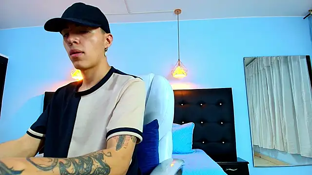 Snapshot of Lobo_17_ chatting on February 21, 2025, 7:01 am Lobo 17 online show from February 21, 2025, 7:01 am