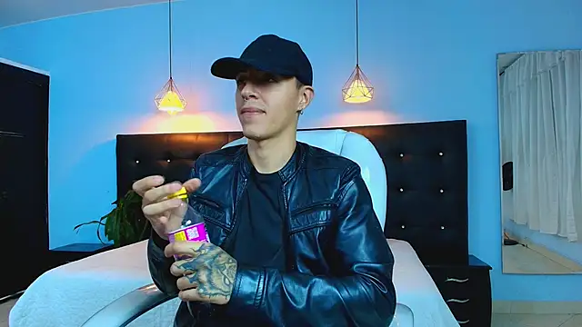 Snapshot of Lobo_17_ chatting on March 6, 2025, 3:24 am Lobo 17 online show from March 6, 2025, 3:24 am