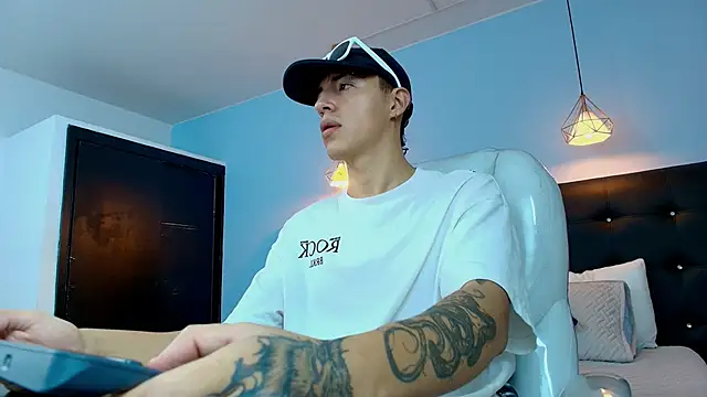 Snapshot of Lobo_17_ chatting on March 15, 2025, 3:29 am Lobo 17 online show from March 15, 2025, 3:29 am