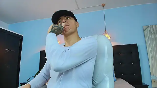 Snapshot of Lobo_17_ chatting on March 18, 2025, 2:58 am Lobo 17 online show from March 18, 2025, 2:58 am