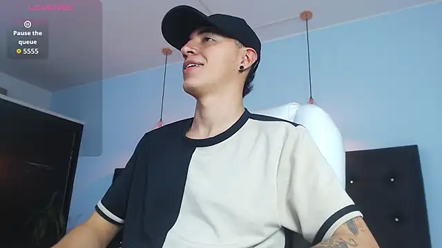 Snapshot of Lobo_17_ chatting on October 17, 2025, 3:42 am Lobo 17 online show from October 17, 2025, 3:42 am