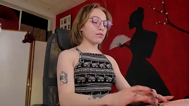 Snapshot of AphexQueen chatting on February 18, 2025, 12:28 pm AphexQueen online show from February 18, 2025, 12:28 pm