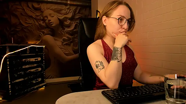 Snapshot of AphexQueen chatting on November 23, 2025, 5:29 am AphexQueen online show from November 23, 2025, 5:29 am