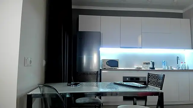 Emma Flin online show from December 14, 2024, 2:10 pm