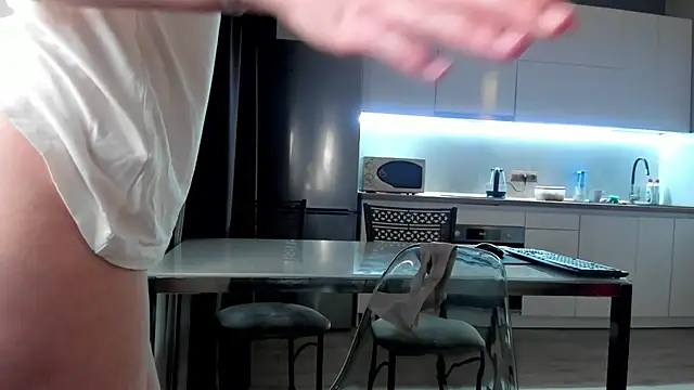 Emma Flin online show from March 18, 2025, 2:04 pm