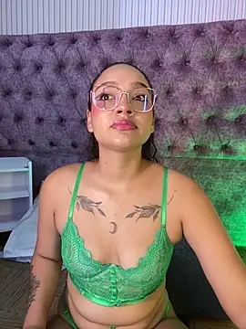 Snapshot of EMILYY_FOXY chatting on May 31, 2026, 7:04 pm EMILYY FOXY online show from May 31, 2026, 7:04 pm