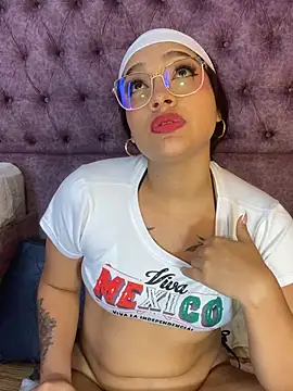 Snapshot of EMILYY_FOXY chatting on June 1, 2026, 7:04 pm EMILYY FOXY online show from June 1, 2026, 7:04 pm