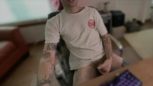 Snapshot of RuffClvb chatting on October 12, 2025, 1:54 pm RuffClvb online show from October 12, 2025, 1:54 pm