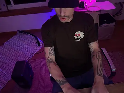 Snapshot of RuffClvb chatting on November 20, 2025, 8:14 am RuffClvb online show from November 20, 2025, 8:14 am