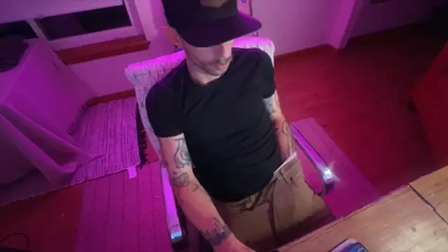 Snapshot of RuffClvb chatting on December 23, 2025, 8:12 am RuffClvb online show from December 23, 2025, 8:12 am