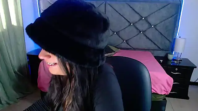 Julietacollins06 online show from September 19, 2025, 12:39 pm