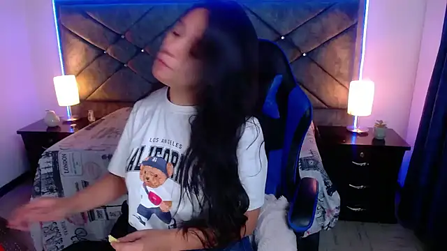 Julietacollins06 online show from December 2, 2025, 1:17 pm