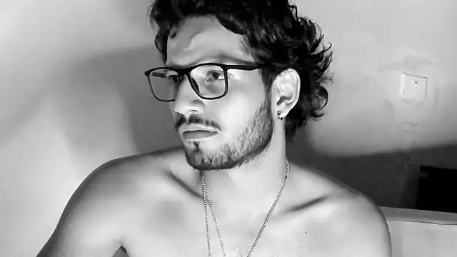 Snapshot of Nicholasrodrii chatting on February 24, 2025, 1:35 am Nicholasrodrii online show from February 24, 2025, 1:35 am