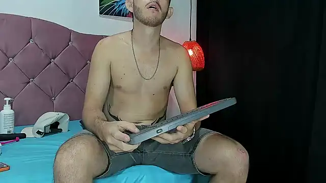 Snapshot of louis_bcasta1 chatting on February 8, 2025, 11:01 am louis bcasta1 online show from February 8, 2025, 11:01 am