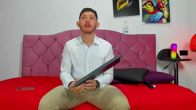 Snapshot of louis_bcasta1 chatting on February 14, 2025, 11:10 am louis bcasta1 online show from February 14, 2025, 11:10 am