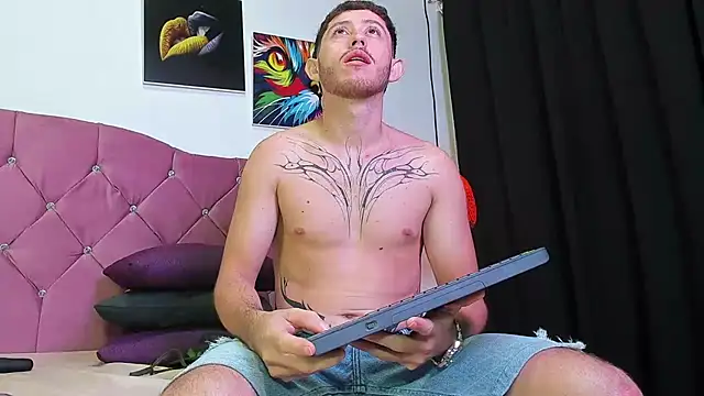 Snapshot of louis_bcasta1 chatting on March 8, 2025, 11:05 am louis bcasta1 online show from March 8, 2025, 11:05 am