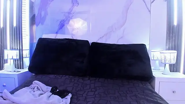 EvaHalsey online show from September 18, 2025, 7:49 pm