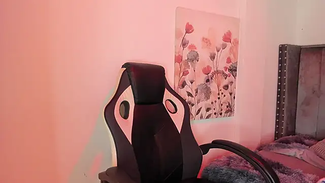 Alaia Cute online show from December 5, 2025, 3:04 am