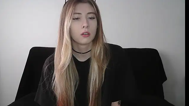 ErikaShyy online show from October 3, 2025, 9:39 am