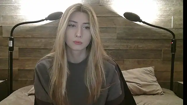 ErikaShyy online show from December 3, 2025, 11:30 am