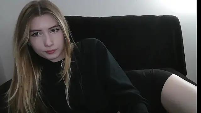 ErikaShyy online show from May 18, 2026, 1:39 pm