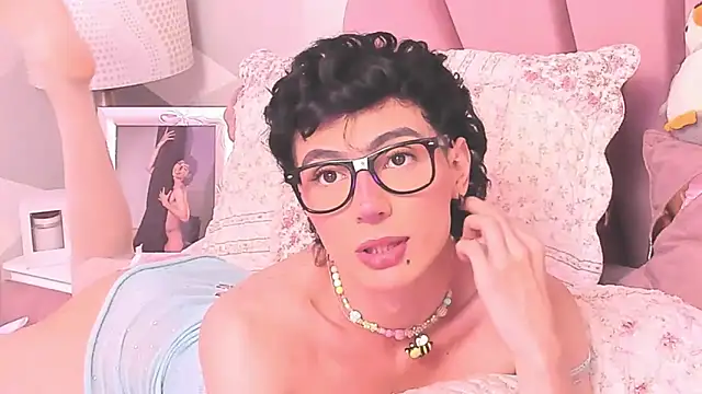KylieMonnett online show from May 13, 2026, 9:33 pm