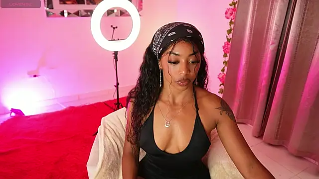 Alondrasparrow2 online show from January 14, 2025, 8:59 pm