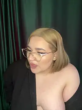 Snapshot of Leya__Droit chatting on March 10, 2025, 12:59 pm Leya Droit online show from March 10, 2025, 12:59 pm