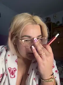 Snapshot of Leya__Droit chatting on February 21, 2026, 9:38 pm Leya Droit online show from February 21, 2026, 9:38 pm