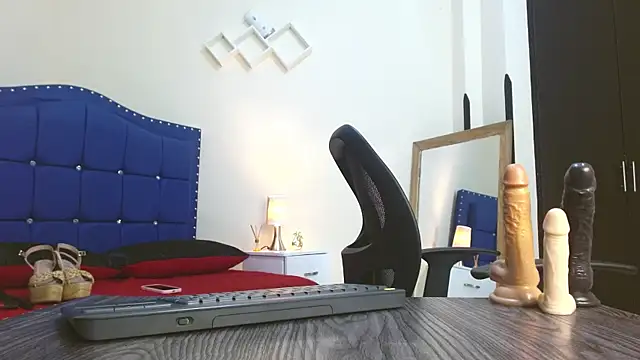 Daniela Saenz  online show from January 15, 2025, 4:00 pm