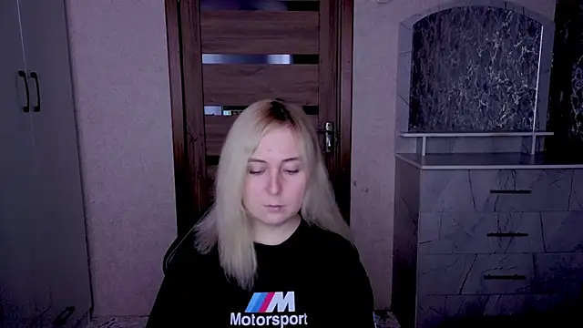 Kristy-Max online show from April 21, 2026, 1:42 am