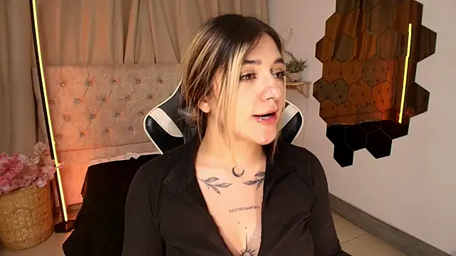 ashleyvalirya online show from March 21, 2025, 10:06 am