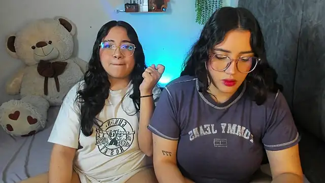 Snapshot of maddie-and-chelsea- chatting on November 28, 2025, 9:56 am maddie-and-chelsea- online show from November 28, 2025, 9:56 am