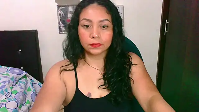 Snapshot of zaray_bella chatting on April 18, 2026, 10:32 pm zaray bella online show from April 18, 2026, 10:32 pm