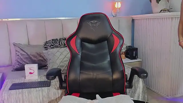 lyzzi smith01 online show from January 30, 2025, 8:10 pm