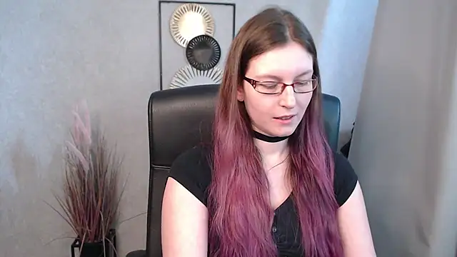 emmaxDelight online show from March 18, 2025, 1:31 pm