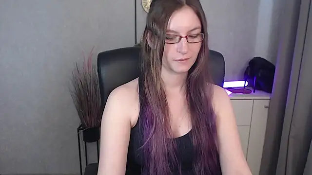 emmaxDelight online show from October 20, 2025, 12:27 pm