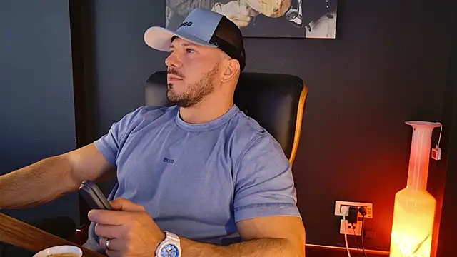 Snapshot of AngeloEric chatting on October 20, 2025, 8:26 am AngeloEric online show from October 20, 2025, 8:26 am