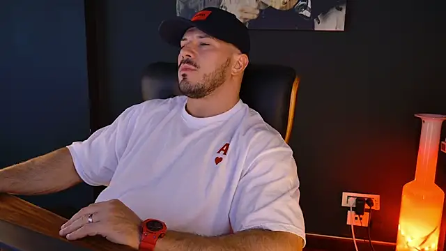 Snapshot of AngeloEric chatting on October 31, 2025, 12:39 pm AngeloEric online show from October 31, 2025, 12:39 pm