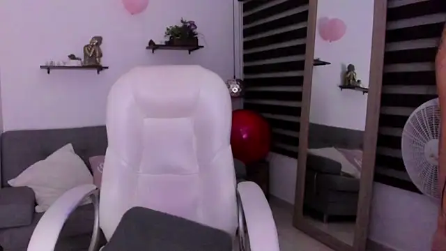 zoe turnner 18 online show from November 23, 2025, 12:16 pm