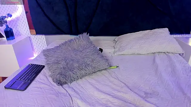 LARISSAEVANS online show from February 1, 2025, 6:32 am