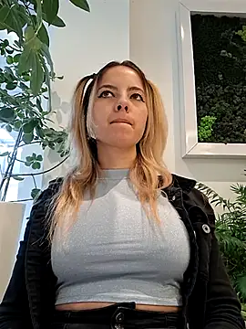 Snapshot of allinqueen chatting on February 23, 2025, 1:21 pm allinqueen online show from February 23, 2025, 1:21 pm